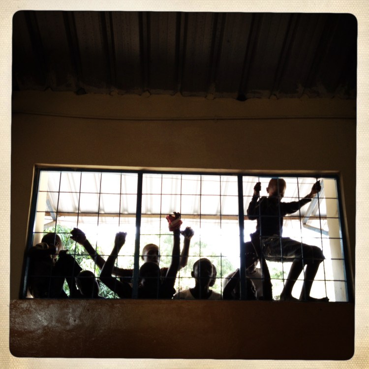 KIDS WATCHING_WINDOW3_3320