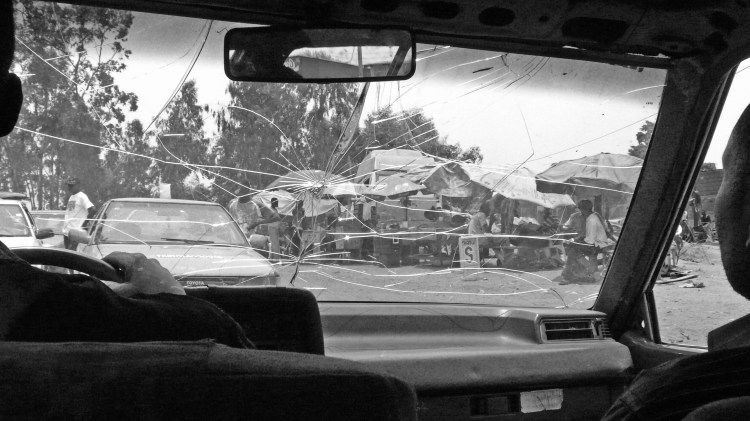 CRACKED WINDSCREEN_KINSHASA 09JPG