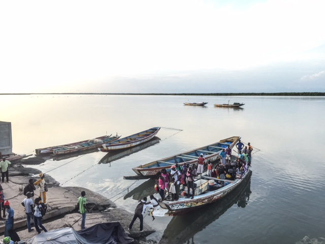 Passengers disembarking a pirogue, Casamance River ©Jason Florio