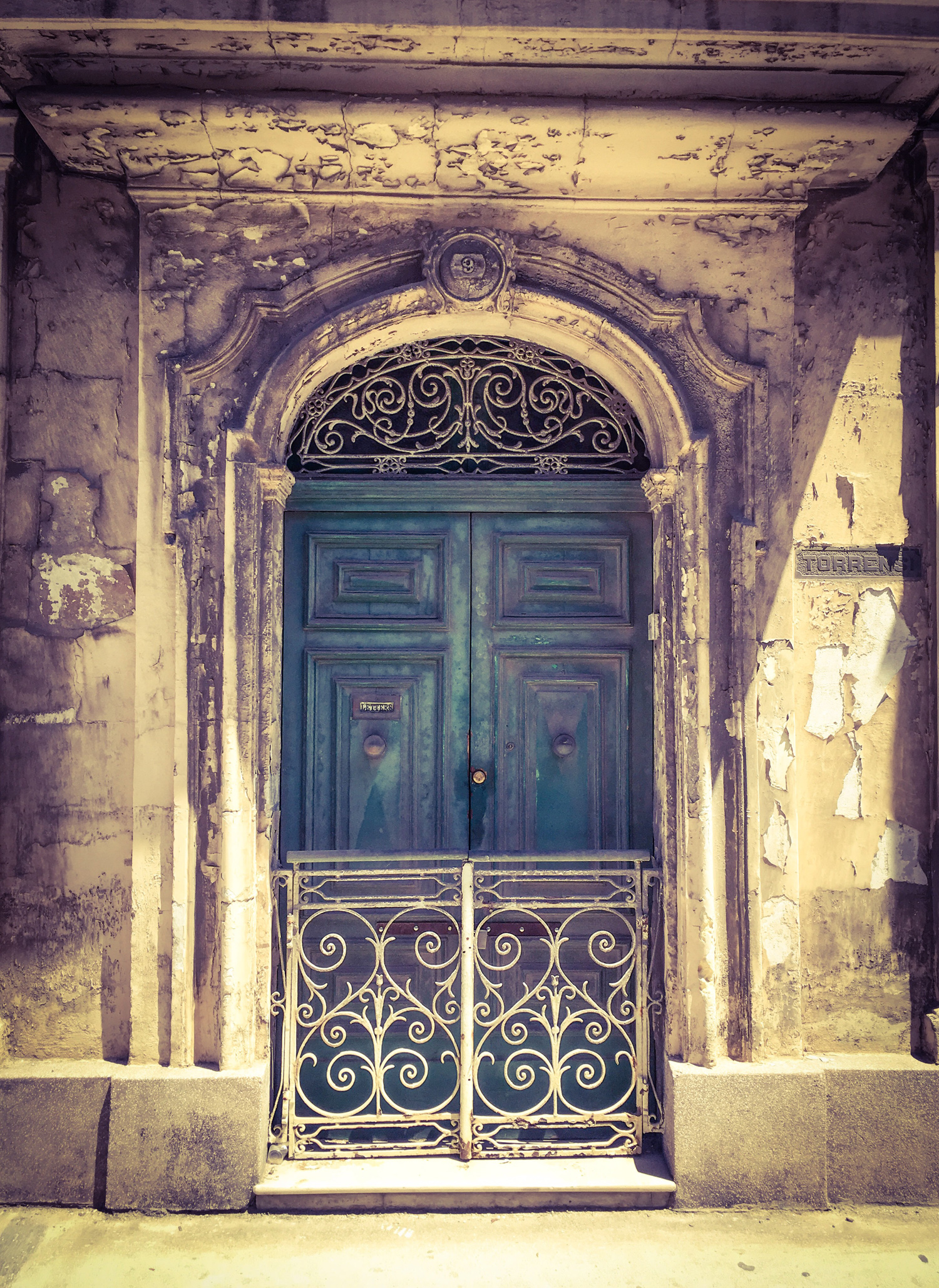 Vintage door, derelict House of Character, Triq San Pawl, Bormla (Cospicua, Three Cities), Malta ©Helen Jones-Florio
